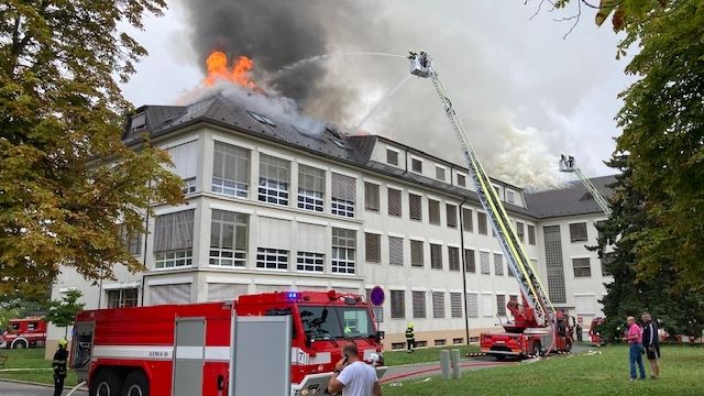 Ústřední vojenskou nemocnici zasáhl rozsáhlý požár